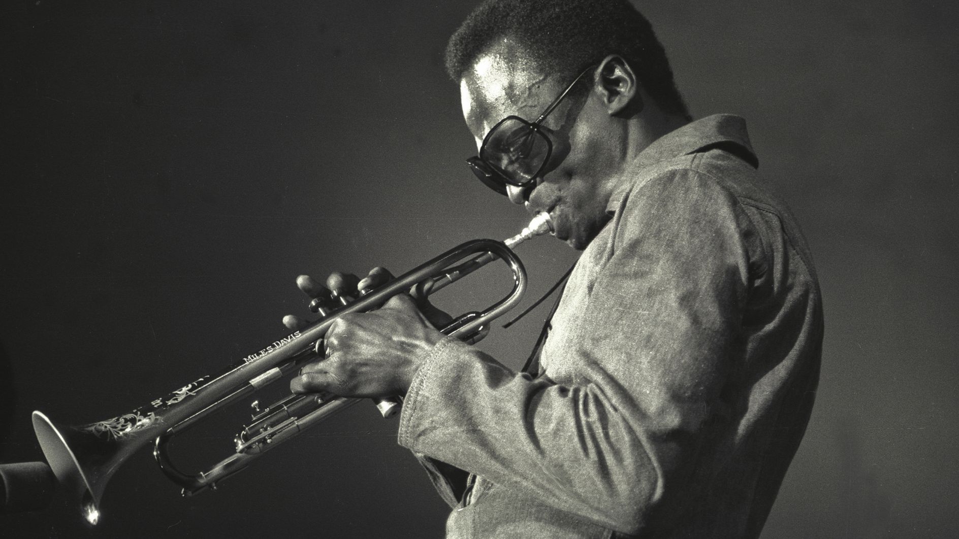 Miles Davis, el ser humano que transformó al menos cinco veces un mismo estilo musical. - Quemasucabeza